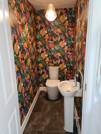Wallpaper Hanging In A Wc In Wantage 3 Medium